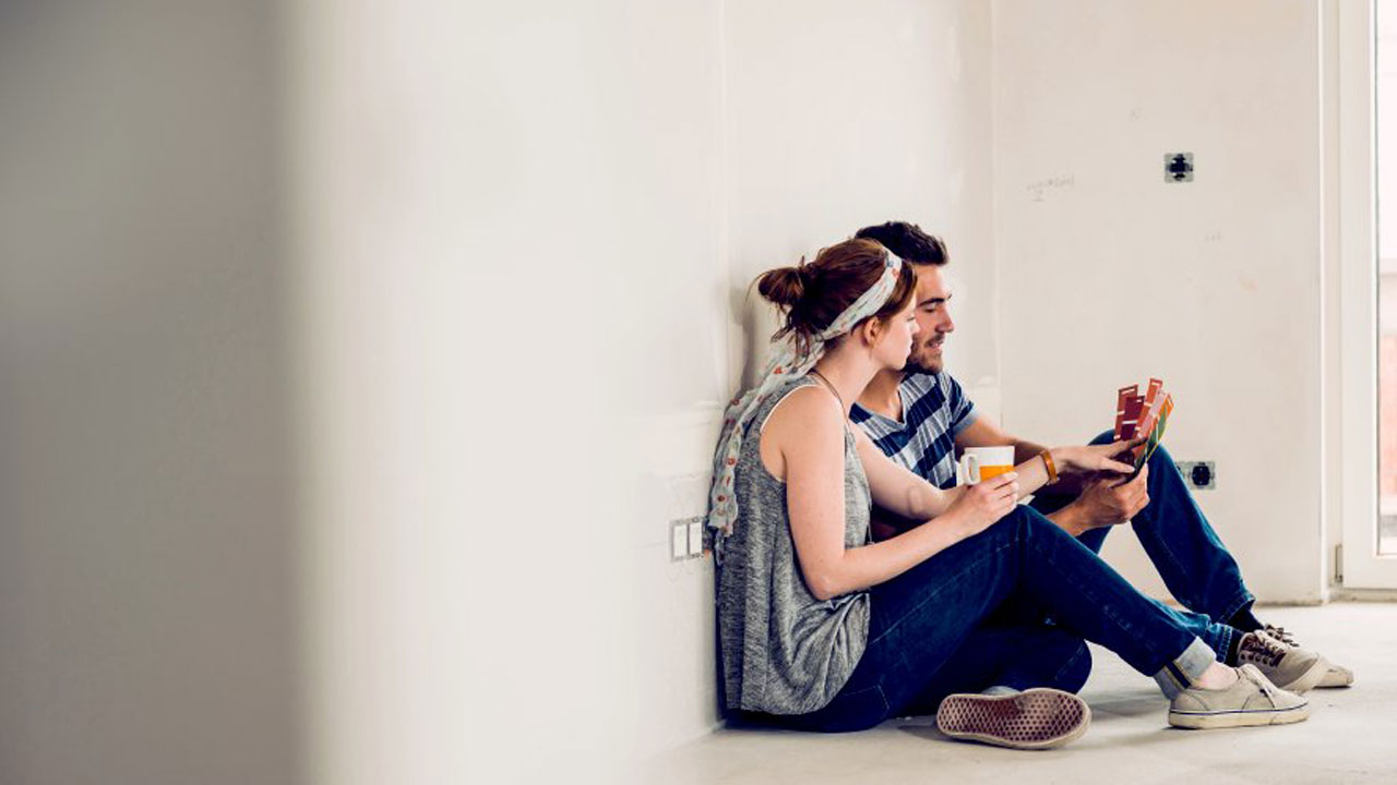 Couple sittig in livingroom close to moving boxes 