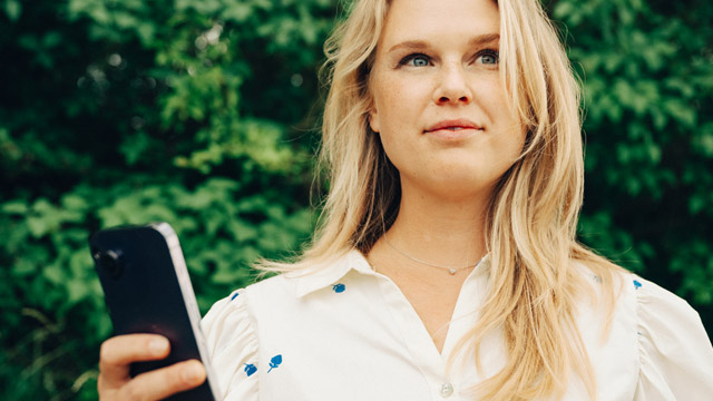 Kvinde i skov med mobil- small